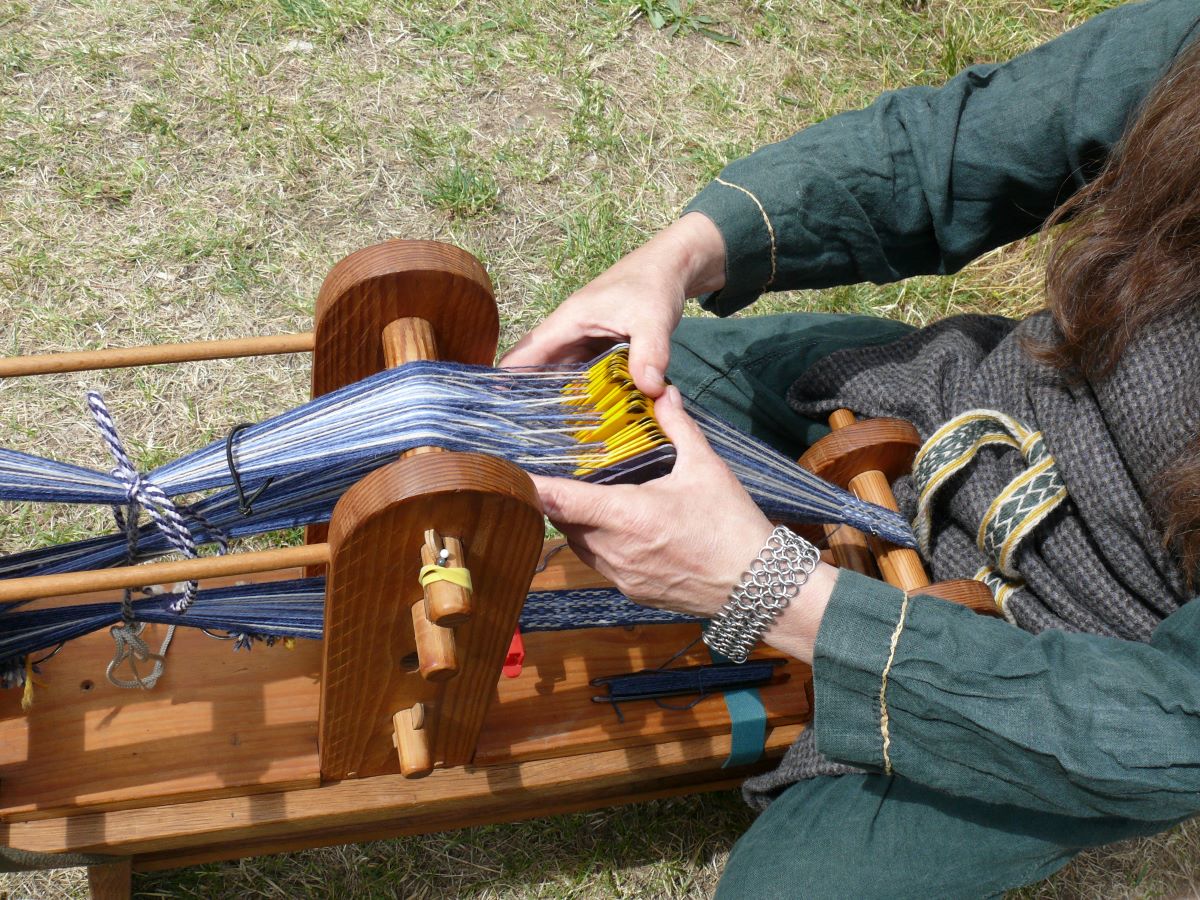 RAVNA zeigt das Brettchenweben im Archäologischen Zentrum Hiztacker