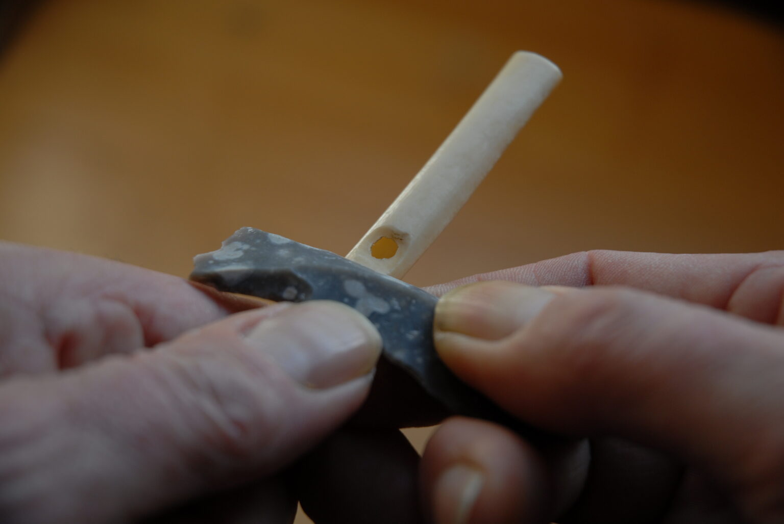 Bau einer Holunderflöte mit Feuersteinklingen